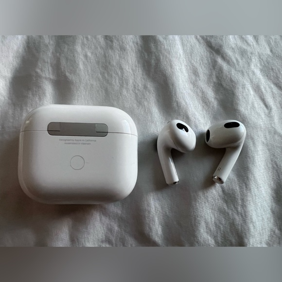 COPY - AirPods (3rd generation) - Picture 3 of 4